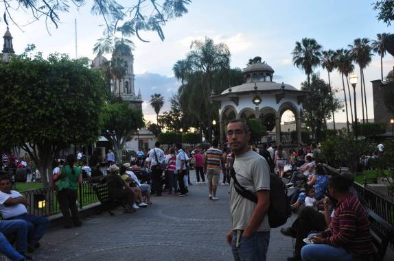 Praça de Tlaquepaque, bairro de Guadalajara, no México, lotada num domingo